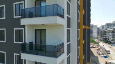 Liman kenarı konutlarının geliştirilmesine ön cephe güncellemeleri, havuz inşaatı ve karmaşık zemin geliştirmeleri ile tanık olun..