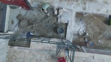 Yüksek katlı bir inşaat alanındaki ön cephe yapımının 4K hava görüntülerine bakın..