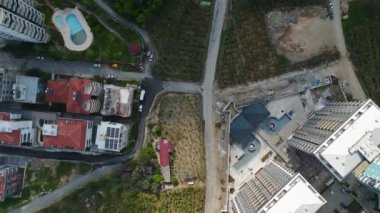 4K 'daki gökdelenli inşaat alanını araştırın, yukarıdan karmaşık bir dış görünüş yakalayın..