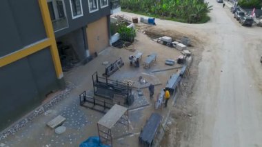 Çok katlı bir inşaat sahasında ön cephe çalışmaları için benzersiz bir 4K hava perspektifi edinin..