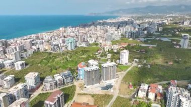 Yüksek katlı bir inşaat alanında ön cephe inşaatı üzerine benzersiz bir 4K drone perspektifi edinin..