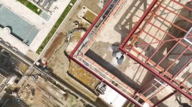 Bir gökdelendeki ön cephe çalışmalarının 4K hava görüntülerine bakın. İHA görüntüleri inşaat sürecini gösteriyor.