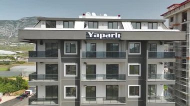 Çok katlı bir binadaki 4K hava görüntülerini izleyin. İnşaatın kuş bakışı görüntüsü.