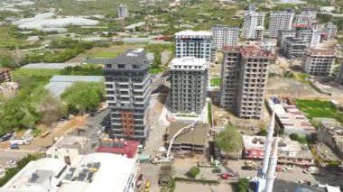 4K drone perspektifinin tadını çıkarın. Yüksek binadaki ön cephe çalışmalarının. Ayrıntılı ve büyüleyici hava görüntüleri.