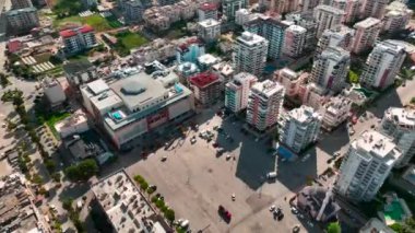 İşçilerin ticari bir tesiste malzeme yüklediği 4K hava görüntülerini izleyin. İnsansız hava aracı perspektifinden detaylı çalışma.