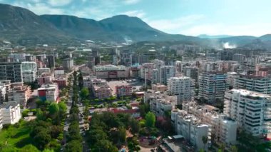 Alanya Mahmutlar 'daki Akdeniz kıyısındaki şehir manzarasını gösteren 4K hava görüntülerine bir bakın..