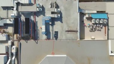Havalandırma ve havalandırma sistemlerinin yer aldığı ticari kompleks bir çatının 4K hava görüntüsü şaşırtıcı. Yukarıdan kurulumu gör.