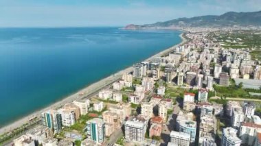 4K insansız hava aracı görüntülerinde Alanya Mahmutlar 'ın şehrini ve kıyılarını izleyin. Havadan nefes kesici manzara.