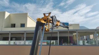 İşçilerin ticari bir tesiste malzeme yüklediği 4K hava perspektifini deneyin. Süreci yukarıdan izle.