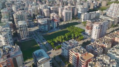 Alanya Mahmutlar şehri ve Akdeniz kıyısının 4K hava görüntülerinin keyfini çıkarın. Ayrıntılı drone görünümleri.