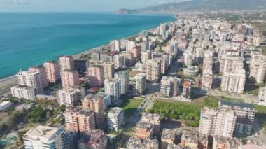 4K insansız hava aracı görüntülerinde Alanya Mahmutlar 'ın kıyı şeridini izleyin. Ayrıntılı görünümler.