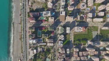 Alanya Mahmutlars 'ın sahil manzarasının 4K hava görüntülerine bakın. Yukarıdan ayrıntılı görüntüler.