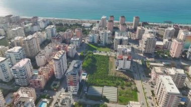 4K hava görüntüleriyle Alanya Mahmutlar 'ın şehir manzarasını yakalayın. Yukarıdan kıyı manzarasına bak..