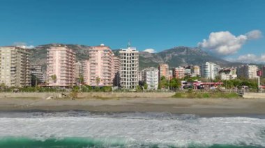 4K insansız hava aracı görüntüsünde Alanya Mahmutlar kıyı şehrini ele geçirin. Şehir manzarasına yukarıdan bak.