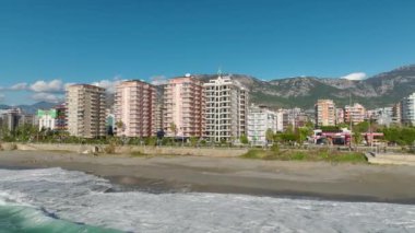 Alanya Mahmutlar 'ın şehir ve sahil şeridinin 4K hava görüntülerini izleyin. İnsansız hava araçları perspektifinden detaylı görüntüler.