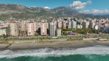 Alanya Mahmutlar 'ın kıyı şeridine 4K hava perspektifi deneyin. Şehri yukarıdan izle..