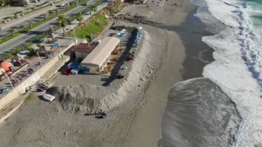 4K insansız hava aracı görüntülerinde Akdeniz kıyısındaki Alanya Mahmutlar 'ı izleyin. Gökyüzünden şehri izle..