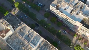 Akdeniz kıyısındaki Alanya Mahmutlars şehir manzarasının 4K hava görüntülerine bakın. Yukarıdan ayrıntılı görüntüler.