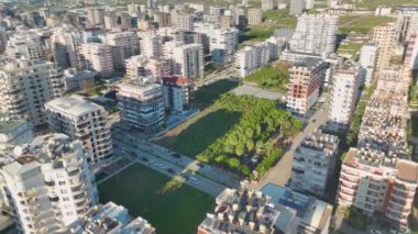 Alanya, Türkiye 'deki Mahmutlar İlçesi' nin 4K 'lık hava manzarası çarpıcı. Güzel Akdeniz kıyılarını keşfedin..