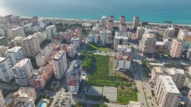 Alanya Mahmutlar Bölgesi 'nde 4K hava turu izleyin. Yukarıdan güzel Akdeniz kıyılarına bakın..