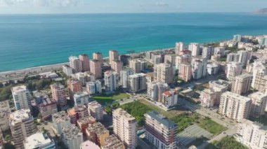 Alanya 'daki Mahmutlar Bölgesi' nin güzelliğini Akdeniz kıyı şeridinin çarpıcı 4K insansız hava aracı görüntüleriyle keşfedin..