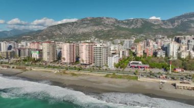 Deneyim, arka planda gök mavisi deniz olan deniz kenarındaki beyaz bir binanın 4K insansız hava aracı görüntülerini detaylandırdı..