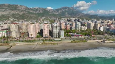 Deneyim, arka planda gök mavisi deniz olan deniz kenarındaki beyaz bir binanın 4K insansız hava aracı görüntülerini detaylandırdı..