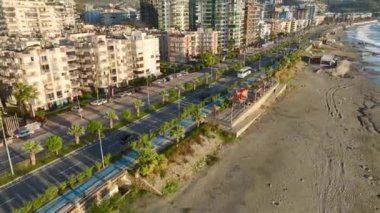 4K insansız hava aracının yol trafiği ve yürüyüş yolu görüntülerini inceleyin. Yol ve yolun büyüleyici görüntüsü birlikte.