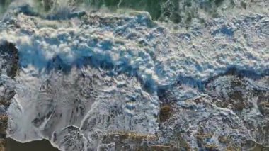 Kıyı Sahnesi: Golden Beach Walk 'un 4K İnsansız Hava Aracı Görüntüsü