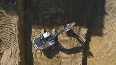 Kazı makineleri ve kamyonlar da dahil olmak üzere ağır makinelere 4K hava görüşü üzerinden bakınız. Sitenin çalışmasını izle..