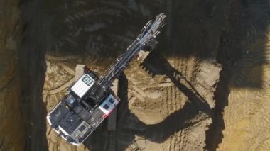 Ağır makinelerin çalışmalarını havadan 4K görüntüleriyle yakalayın. Yukarıdan toprak taşıyan kazıcı ve kamyonlara bak.