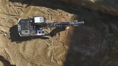 Kazı makineleri ve kamyonlar da dahil olmak üzere 4 km 'lik ağır makinelerin inşaat sahasında toprak taşıması hayret verici..