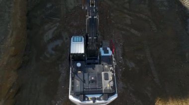 Kazı makineleri ve kamyonlar da dahil olmak üzere 4 km 'lik hava görüntüleriyle ağır makinelerin çalışmalarını yakalayın. Yukarıdan bak..
