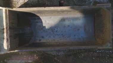 Ağır makinelerin hareketlerini 4K hava görüntüleriyle yakalayın. Kazı makinelerini ve arazide toprak taşıyan kamyonları izle.