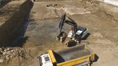 4K hava görüntülerinde çalışan yoğun makineli şantiyeye bakın. Yukarıdan detaylı manzaranın tadını çıkarın..