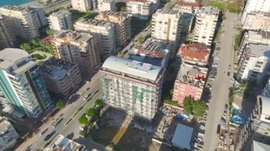 İnşaat detaylarının altını çizerek, iskele iskelesindeki ön cephe çalışmalarının 4K perspektifinin keyfini çıkarın.