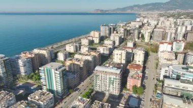 İskele manzaralı evlerdeki ön cephe çalışmalarının detaylı görüntüleriyle 4K inşaat sürecini tecrübe edin.