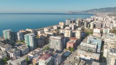 Ev cephesi çalışmalarının 4K hava görüntüsüne, işçilerin sergilenmesine ve yüksek çözünürlüklü iskeleye hayret ediyorum..