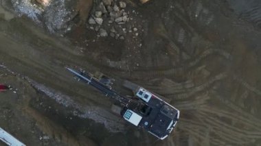 Ağır makinelerin yoğun çalışmalarını 4K hava görüntüleriyle yakalayın. Kazı makinelerini ve kamyonları gözetleyin..