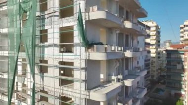 4K hava manzaralı inşaat alanları, ön cephe çalışmaları ve evlerin iskelesine odaklanıyor.