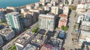 Evlere cephe inşaatı, iskelenin ele geçirilmesi ve inşaat çalışmalarının 4K insansız hava aracı görüntülerinin keyfini çıkarın..