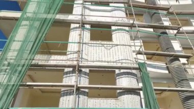 4K hava görüntülerinde evleri ele geçirin, iskeleye odaklanın..
