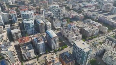 4K hava inşaat manzaralı evler, yapı iskelesi üzerine yapılan ön cephe çalışmaları üzerine yoğunlaşın.