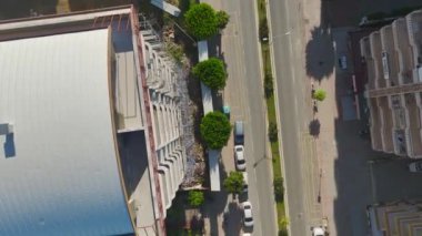 İnşaat halindeki evlerin 4K hava manzarası göz kamaştırıcı, iskeleye odaklanmış durumda. Müteahhitleri iş başında izle.