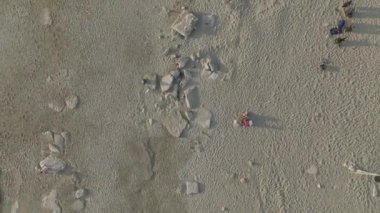 Güzel bir yaz plajının 4K hava manzaralı Akdeniz saadeti yaşayın. Güneş, kum ve deniz yukarıdan.