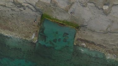 Akdeniz kıyısındaki muhteşem bir kumsalın güzelliğini 4K insansız hava aracı görüntüleriyle yakalayın. Nefes kesici manzaralar.