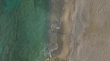 Deniz kenarı sükunetini bir Akdeniz plajının 4K hava görüntüsüyle yaşayın. Mükemmel yaz manzarası.