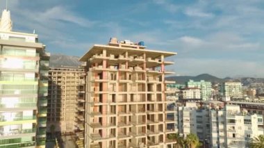 Akdeniz kıyısındaki yüksek binaların 4K 'lık hava manzarası şaşırtıcı. Yukarıdan gelişmelere tanık olun..