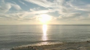 Akdeniz 'in güzel yaz plajında 4K hava perspektifi var. Saf sahil cazibesi.