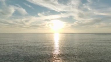 Bir Akdeniz yaz plajının çarpıcı 4K insansız hava aracı görüntüleri. Muhteşem ve huzurlu kıyı manzarası.
